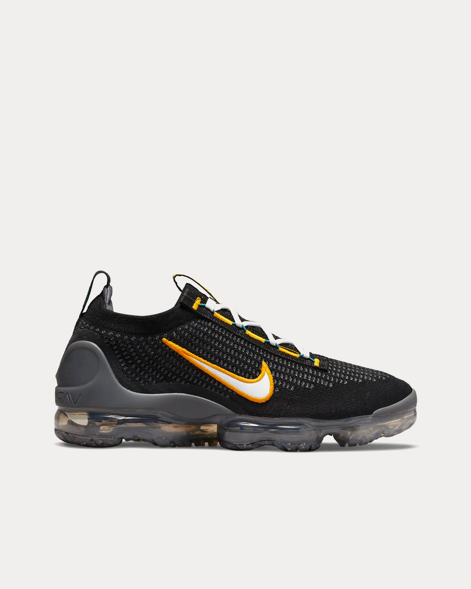 Nike air vapormax flyknit 3 black hot sale and gold