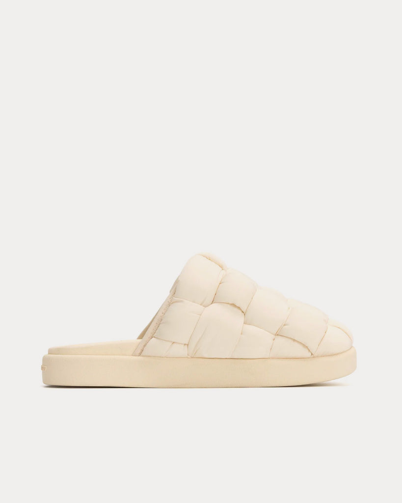 2022 a/w AUE901-001 White Slip Ons
