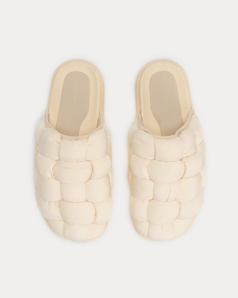 2022 a/w AUE901-001 White Slip Ons