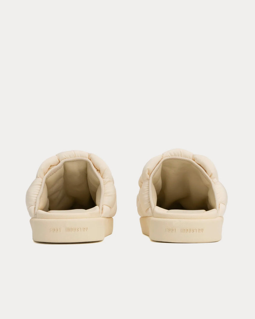 2022 a/w AUE901-001 White Slip Ons