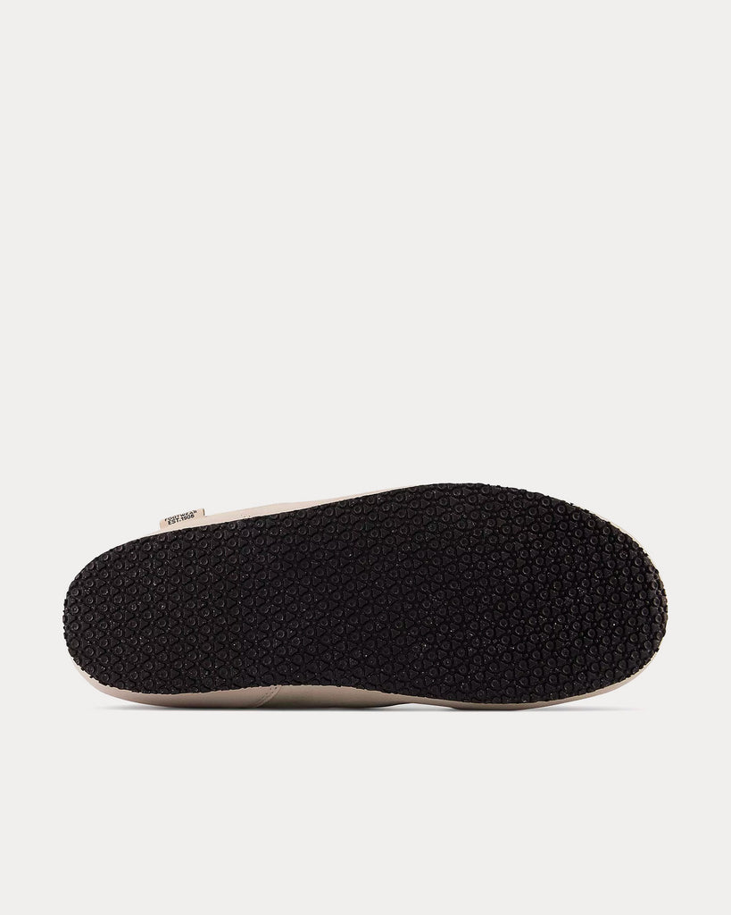 Caravan Moc V2 Moonbeam / Black Slip Ons