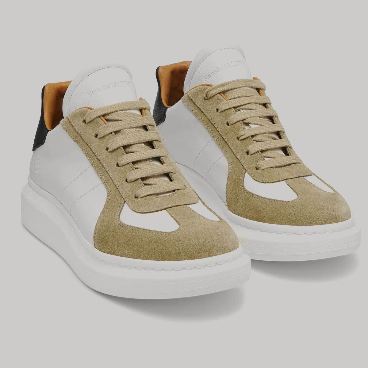 【関税込み】McQueen オフホワイト Oversized Retro スニーカー Off-White & Gray Oversized Retro Sneakers by McQueen on Sale