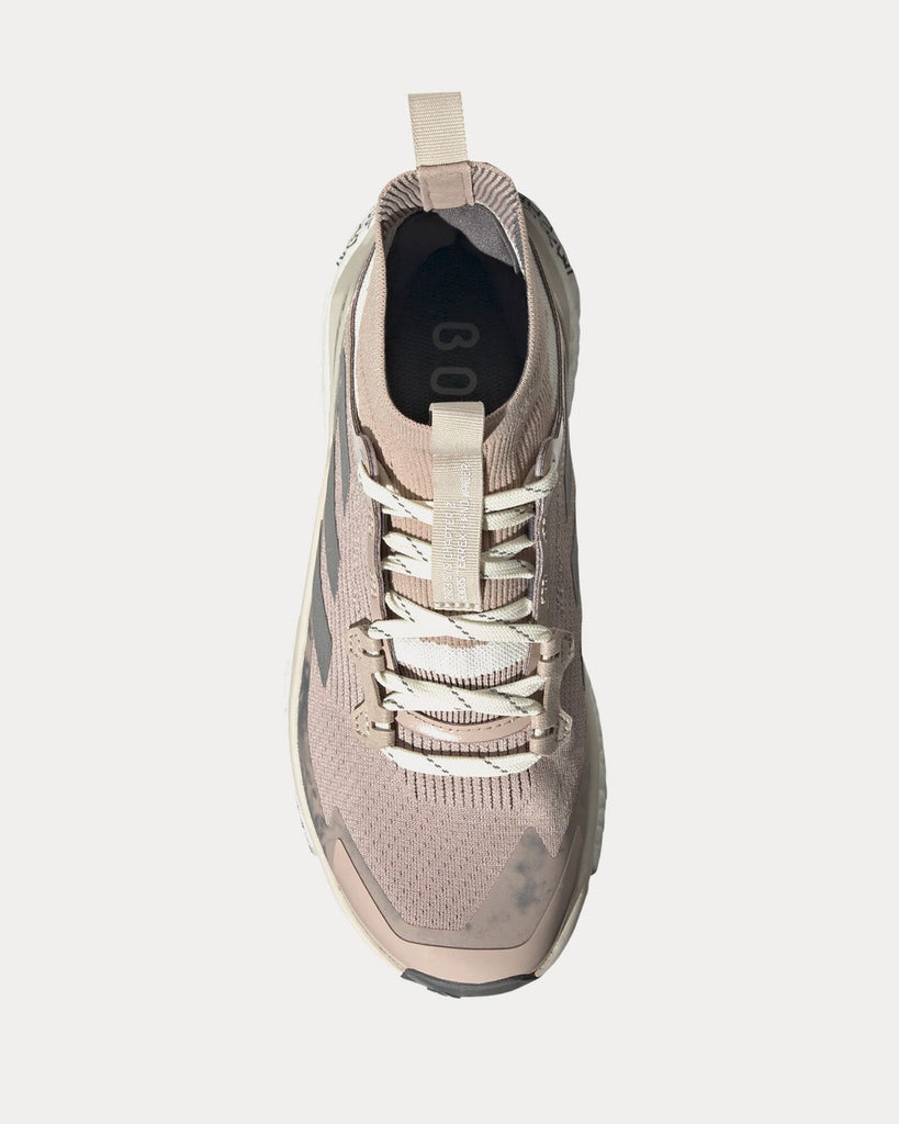 Strata sales running shoes