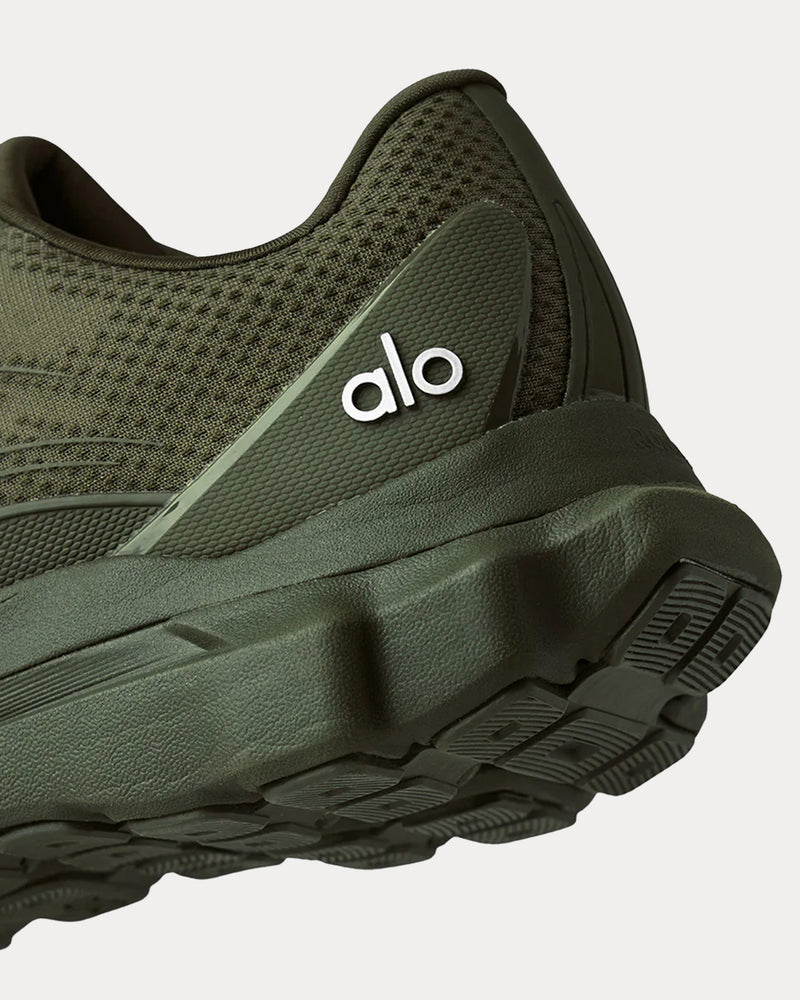 ALO Yoga Alo Runner ランニングシューズ 23cm Alo Yoga Women's Alo Runner Olive Green Running Shoes
