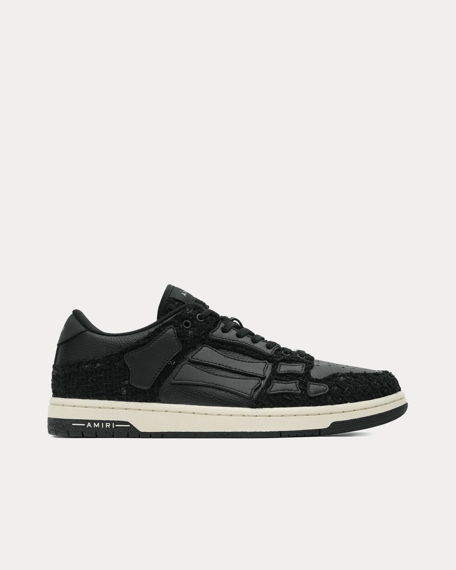 【AMIRI】男性 BOUCLE SKEL TOP LOW スニーカー AMFOSR1007 Amiri Boucle Skel Top Low Sneaker in Alabaster | FWRD