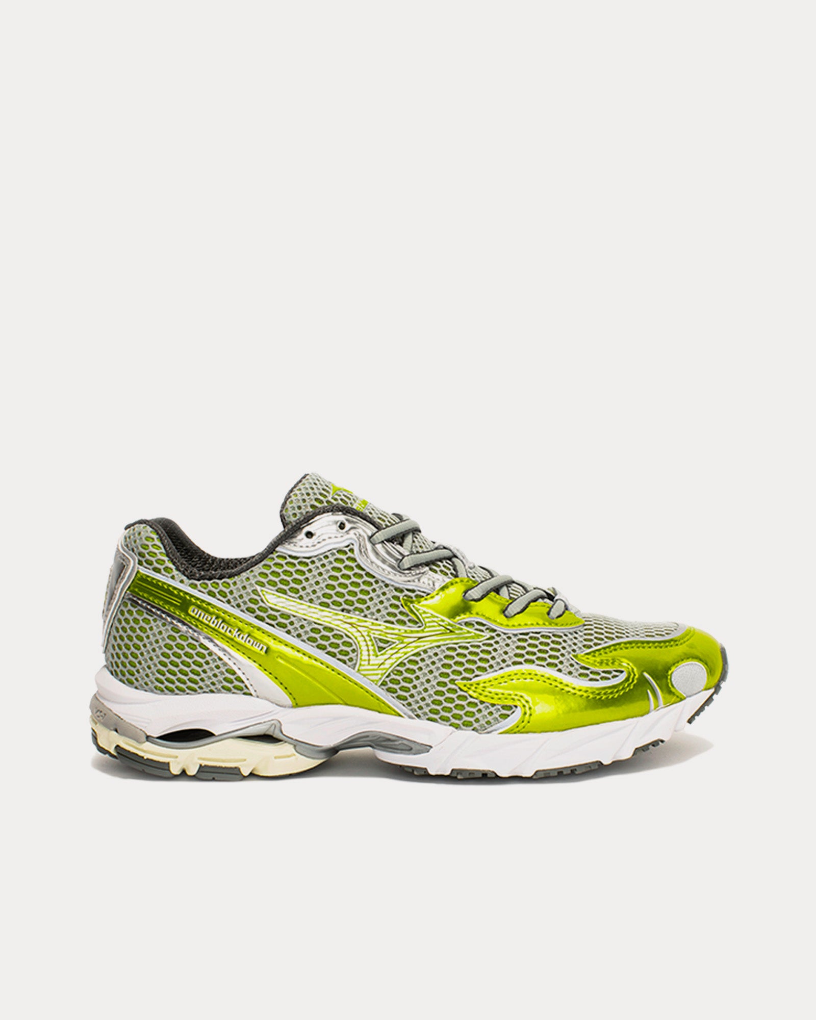 Wave Rider 10 Onyx Yellow White Low Top Sneakers
