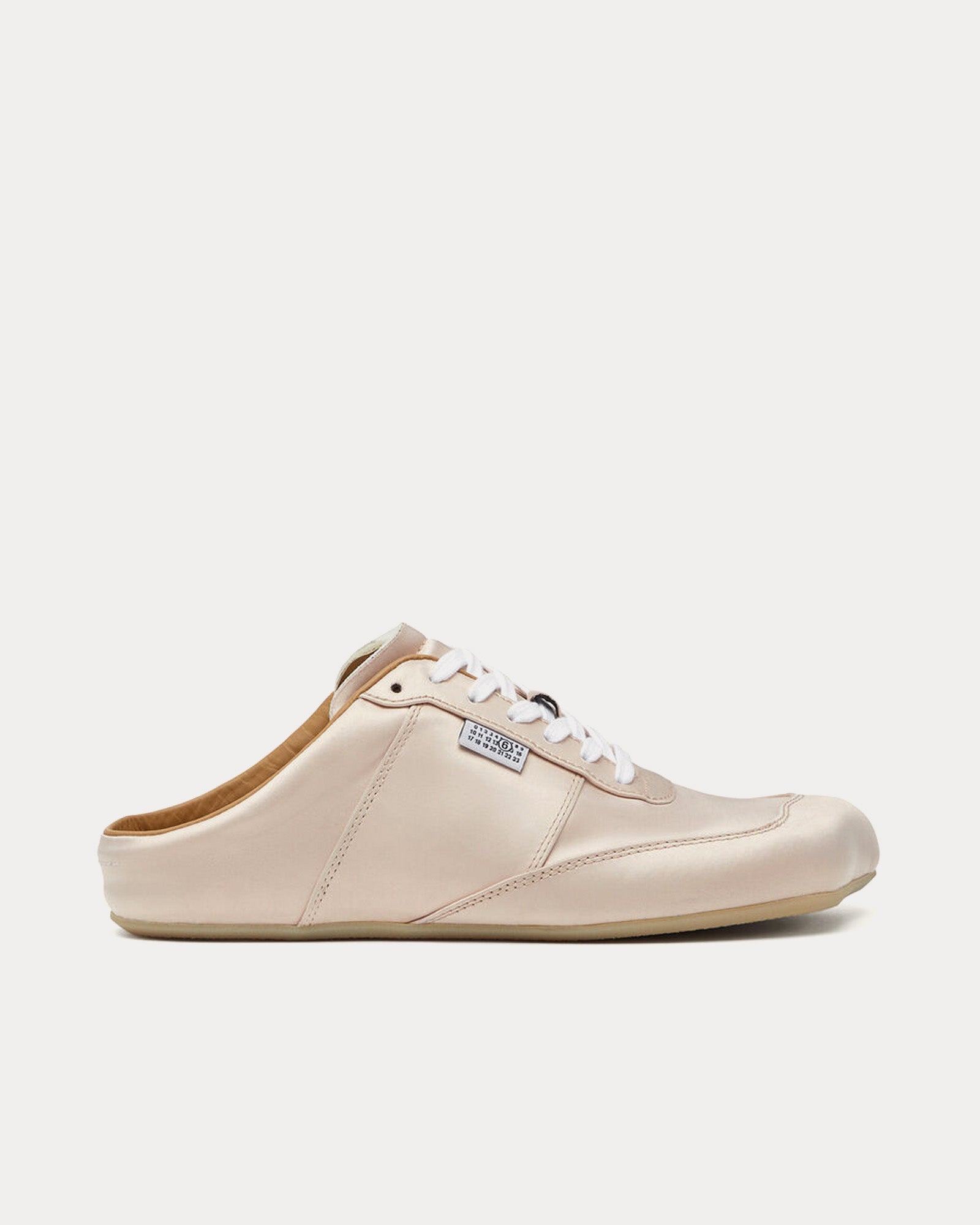 MM6 ロゴ入りミュール　サテンベージュ MM6 Maison Margiela Women's Factory Satin Blush Sneaker Mules