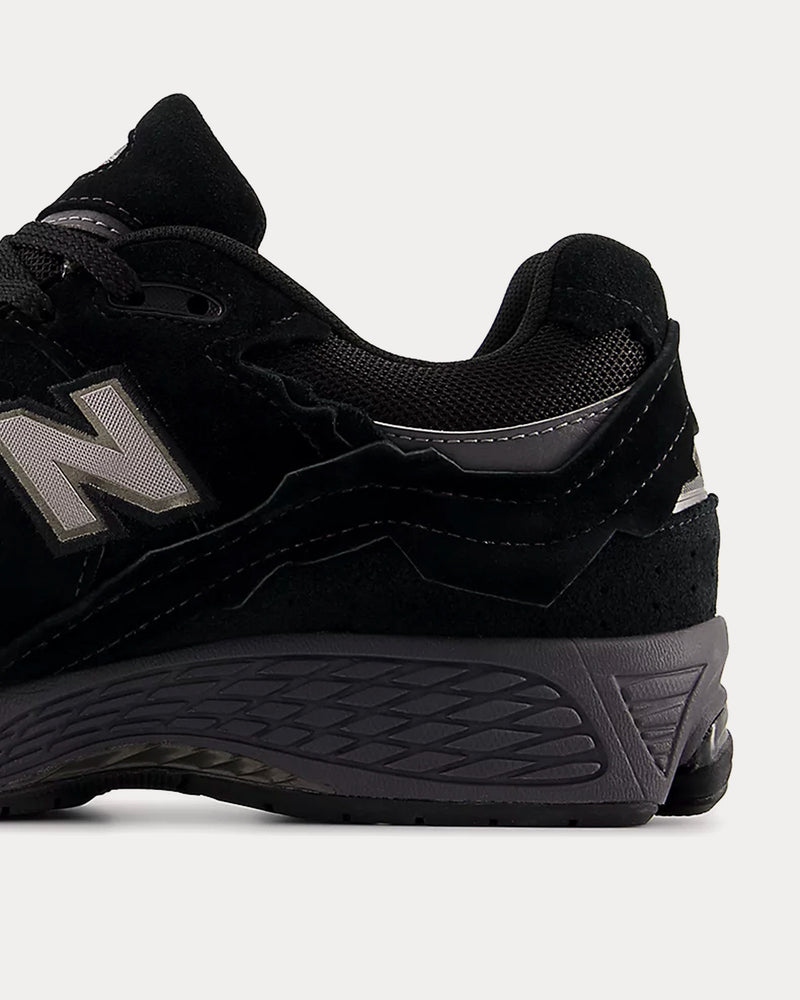 New Balance Men's 2002r Gore-Tex Black / Magnet Low Top Sneakers