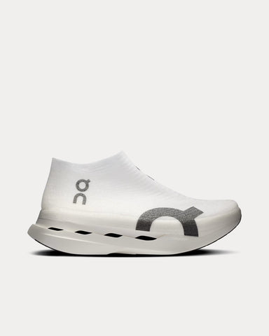 On Running LightSpray Cloudboom Strike White / Black Running Shoes